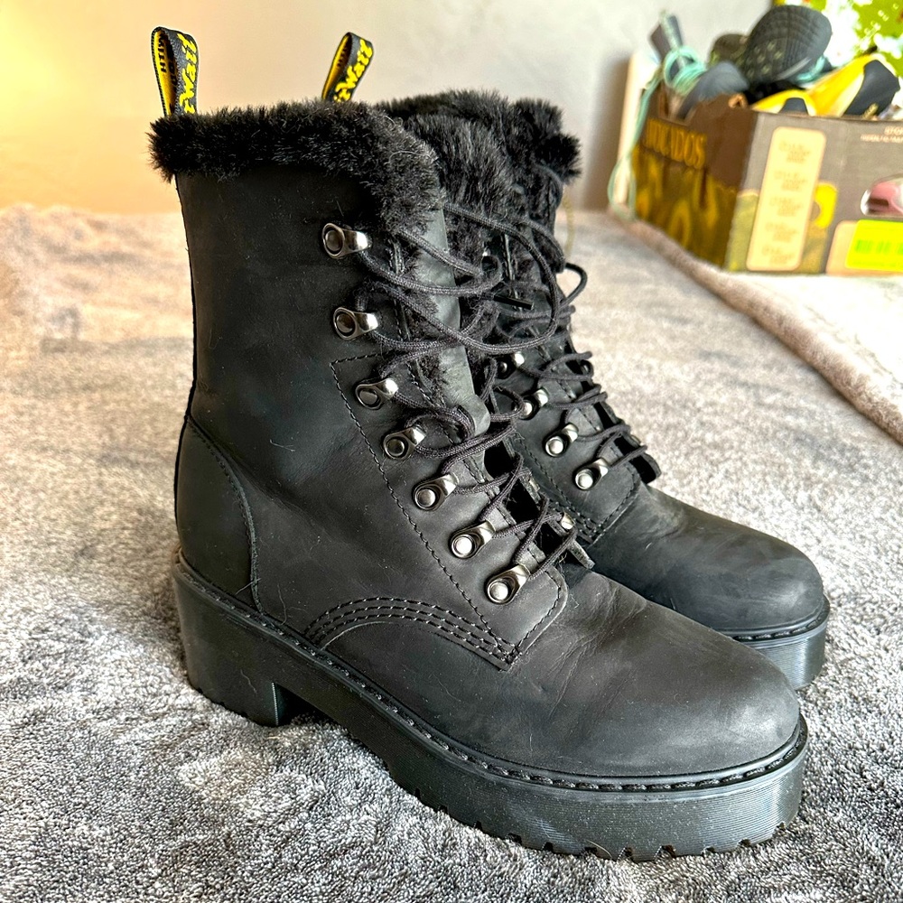 Women’s size 9.5 (41) Doc Martens Leona Winter Boot Leather and Faux fur lined